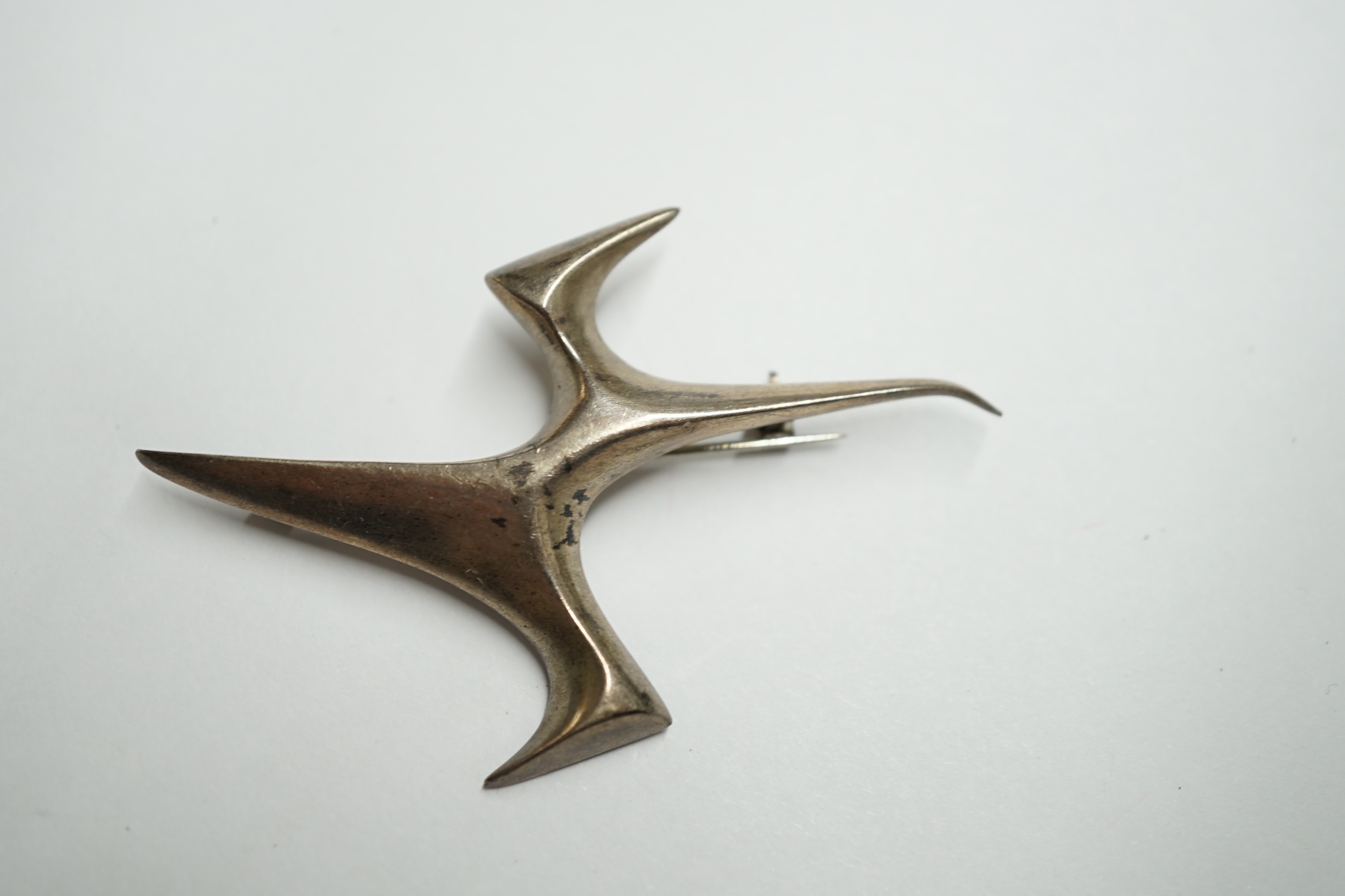 A 1950's Ivan Tarratt modernist silver 'Flight' abstract brooch, Birmingham 1962, designed by Ernest A. Blyth, facsimile signature, 66mm. Condition - fair